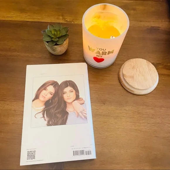 Rebels: City of Indra Hard Cover Book | Signed 2014 by Kendall & Kylie Jenner - Picture 4 of 5